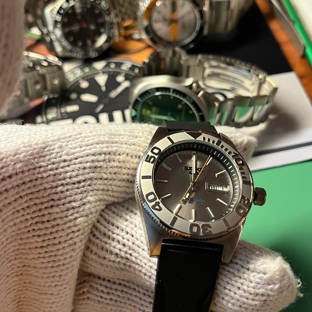 Seiko Mod Watch. 40mm brushed case. Grey-silver dial. Light grey aluminum insert